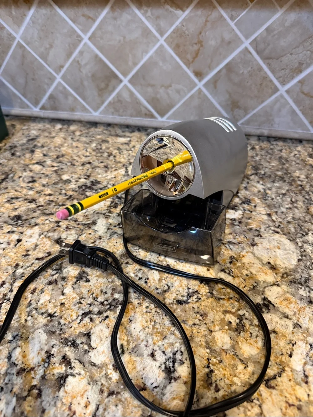 Staples Model 21835 Electric Pencil Sharpener, great condition, tested and works